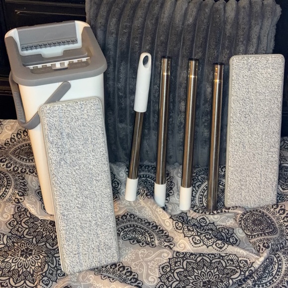 Self-Wringing Flat Mop Bucket System – Dual Chamber + Pads) - Picture 7 of 10